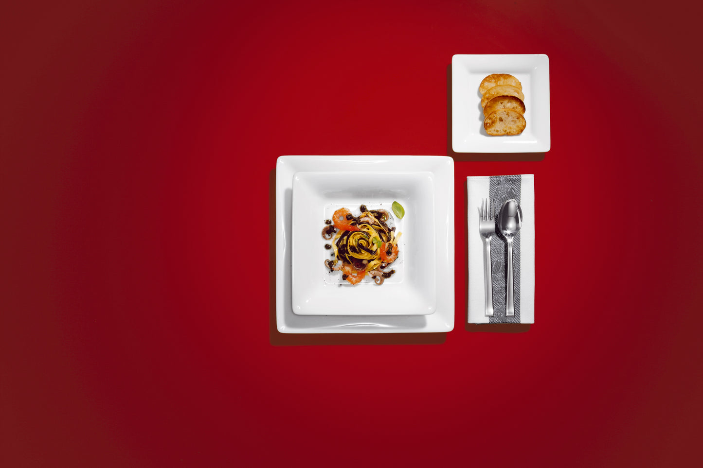 Pi Carré Deep Square Plate, 8.6 x 8.6", 0.95 L/ 32.1 oz